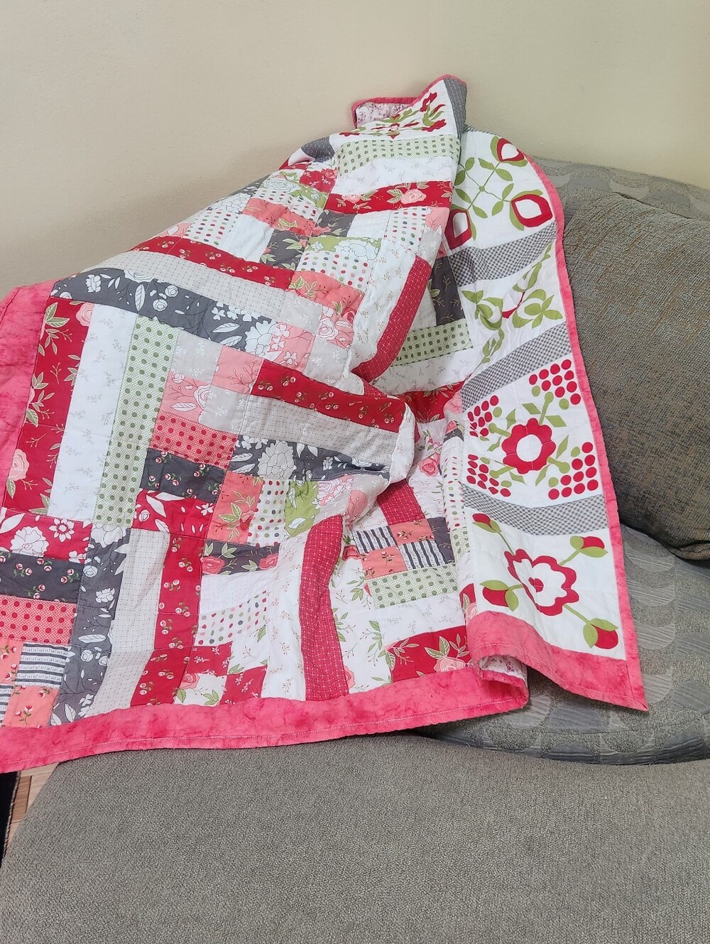 HANDMADE Patchwork Quilt Throw Pink Floral Colordul Summer Cottage 38 x 48